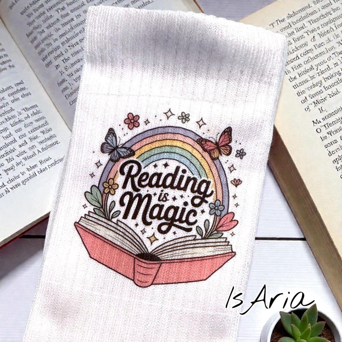 Reading Is Magic Socken – Personalisierbar – Produktfoto 2