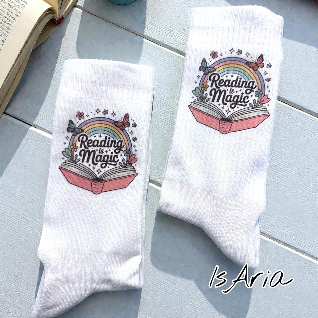 Reading Is Magic Socken – Personalisierbar – Produktfoto 4