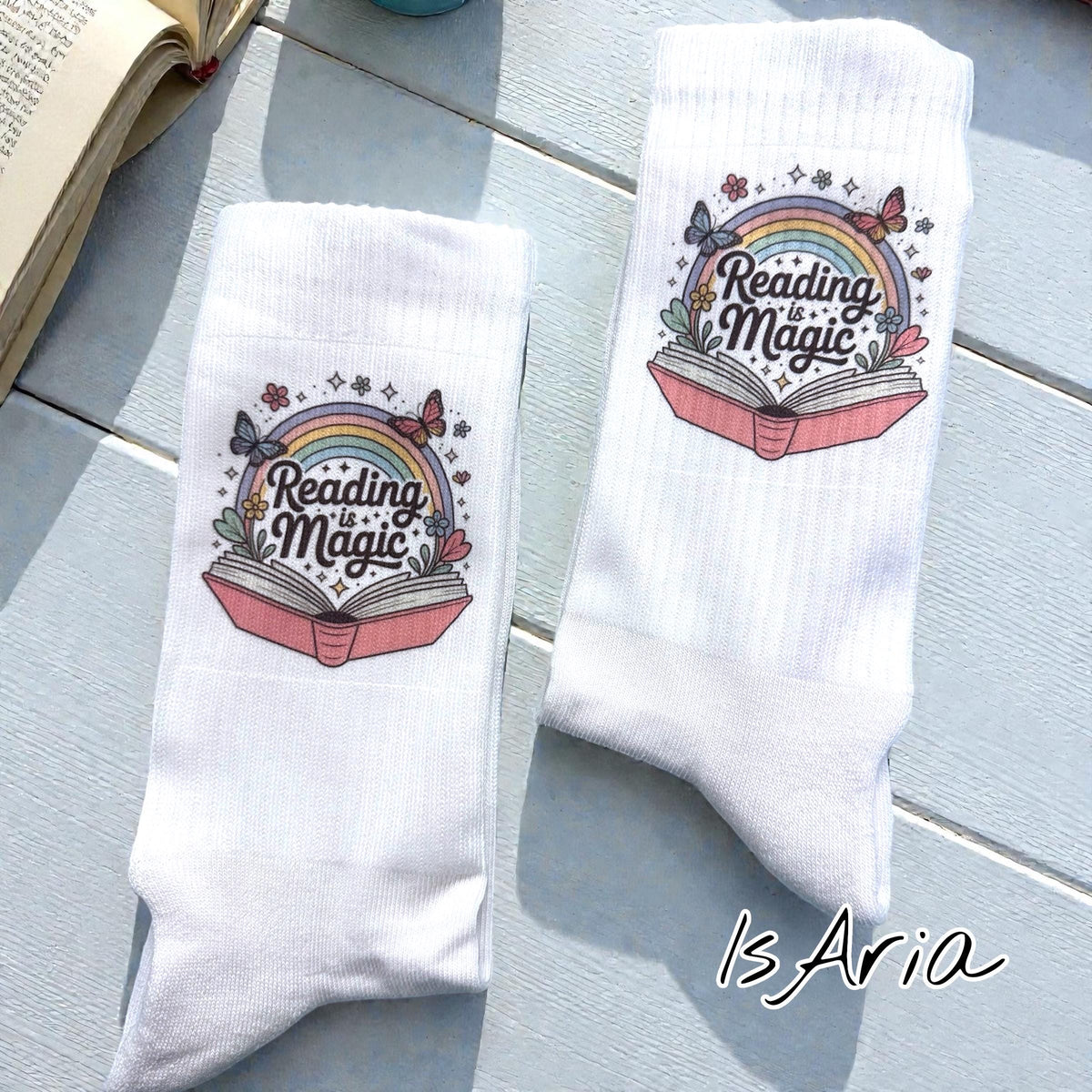 Reading Is Magic Socken – Personalisierbar – Produktfoto 4