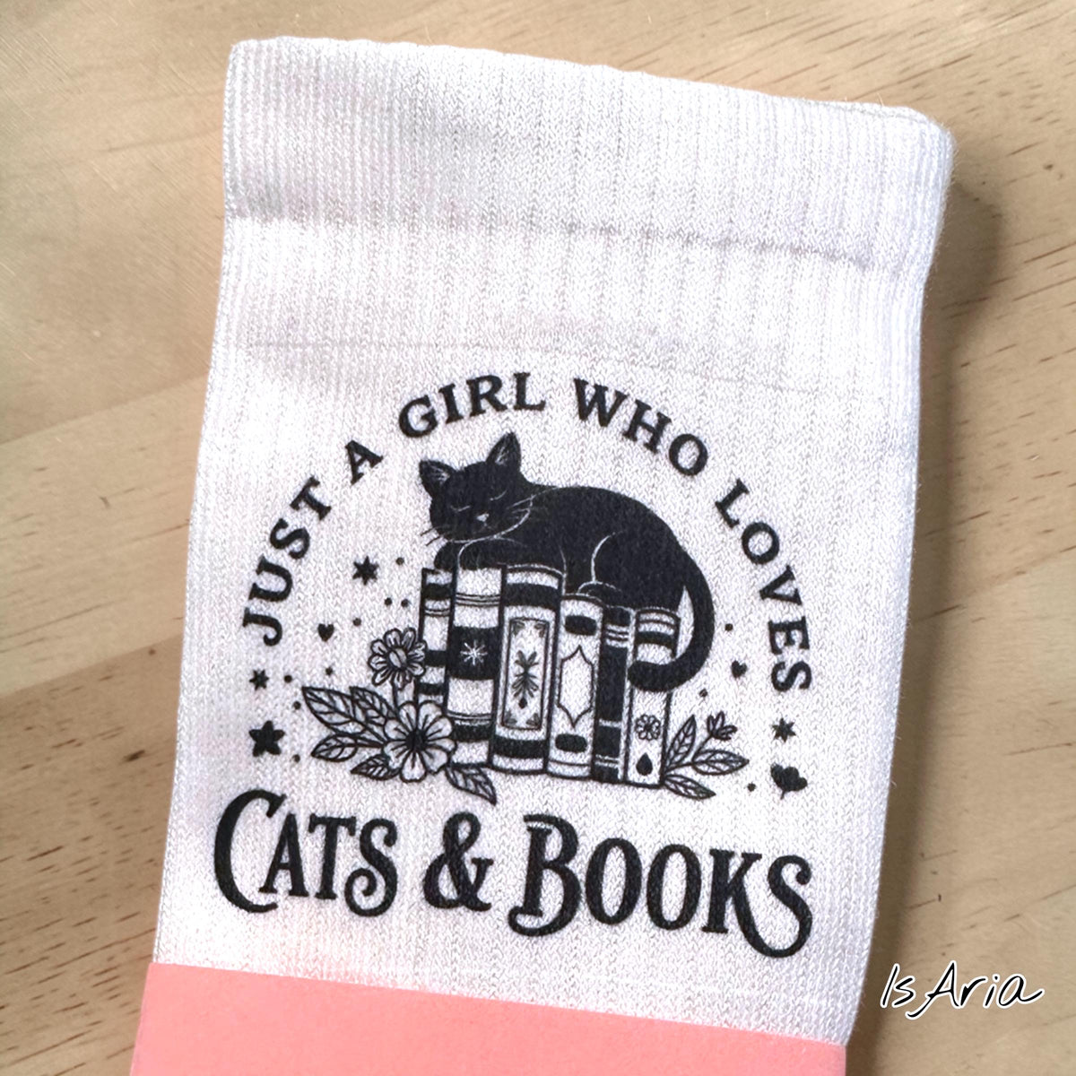 Just a Girl Who Loves Cats and Books Socken – Personalisierbar – Produktfoto 2