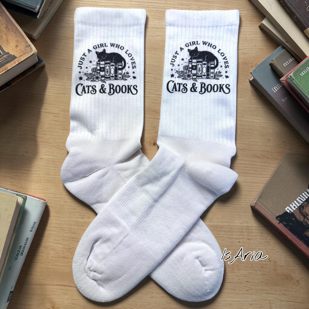 Just a Girl Who Loves Cats and Books Socken – Personalisierbar – Produktfoto 3