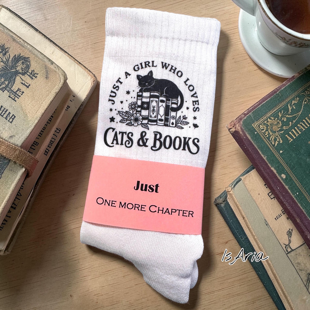 Just a Girl Who Loves Cats and Books Socken – Personalisierbar – Produktansicht