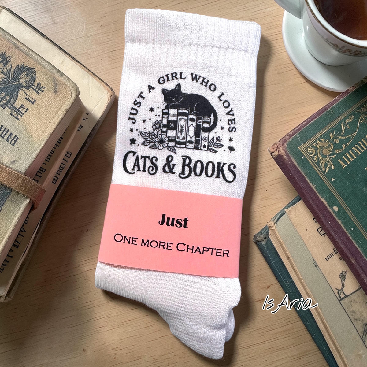 Just a Girl Who Loves Cats and Books Socken – Personalisierbar – Produktansicht