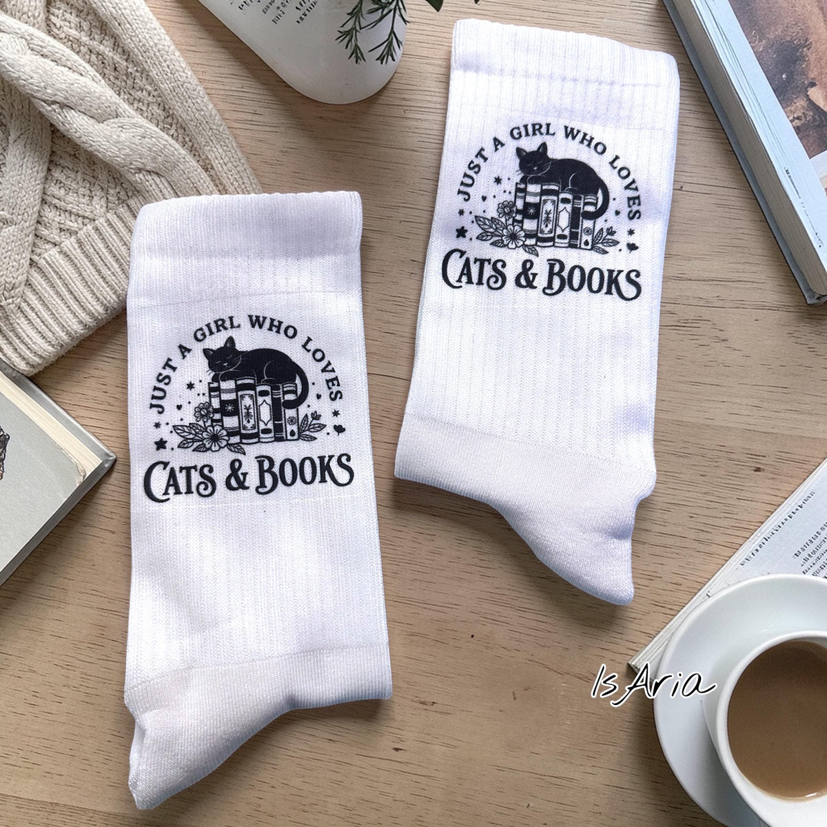 Just a Girl Who Loves Cats and Books Socken – Personalisierbar – Produktfoto 6