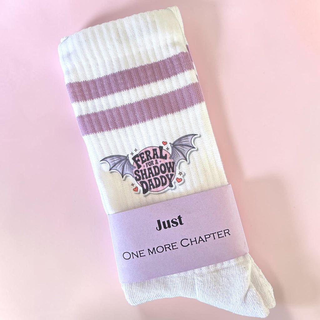 Feral for a Shadow Daddy Socken – Romantasy Statement – Produktfoto 6