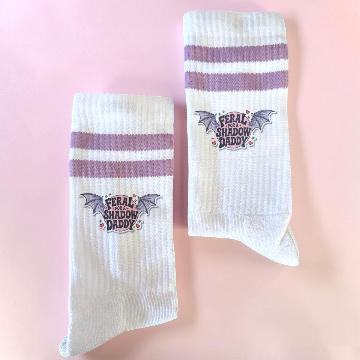 Feral for a Shadow Daddy Socken – Romantasy Statement – Produktfoto 7