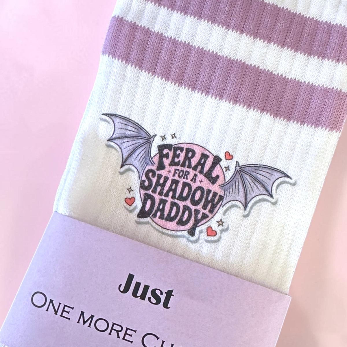 Feral for a Shadow Daddy Socken – Romantasy Statement – Produktfoto 5