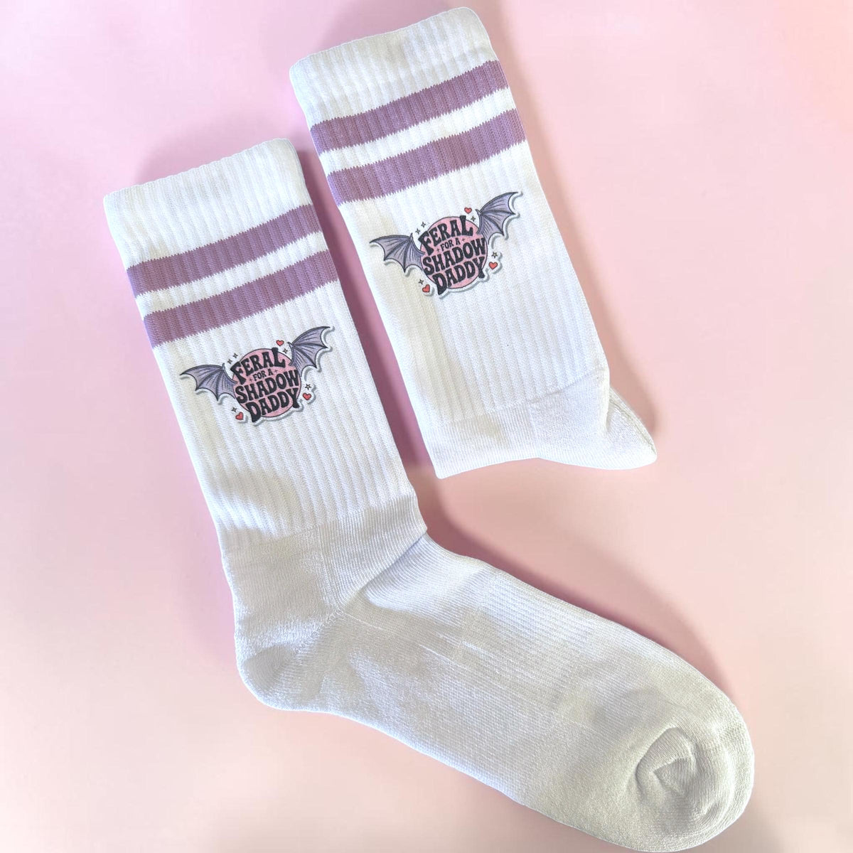 Feral for a Shadow Daddy Socken – Romantasy Statement – Produktfoto 8