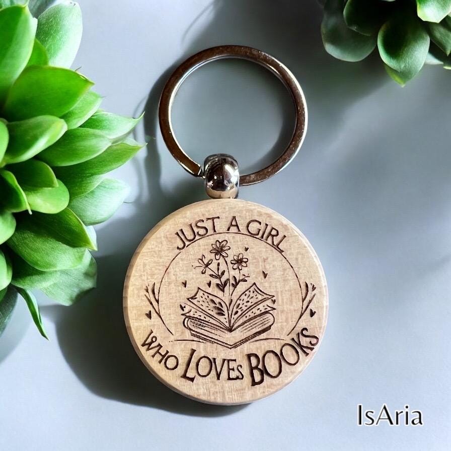Just a Girl Who Loves Books – Holzschlüsselanhänger – Personalisierung und Rückseite
