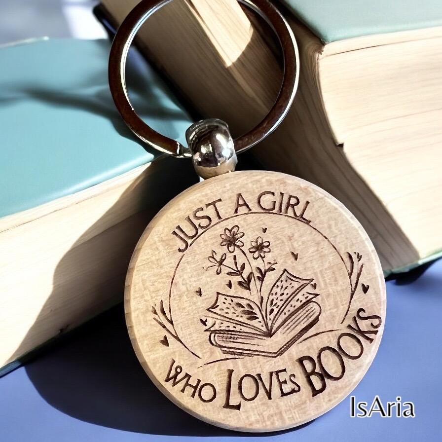 Just a Girl Who Loves Books – Holzschlüsselanhänger – Produktfoto 4