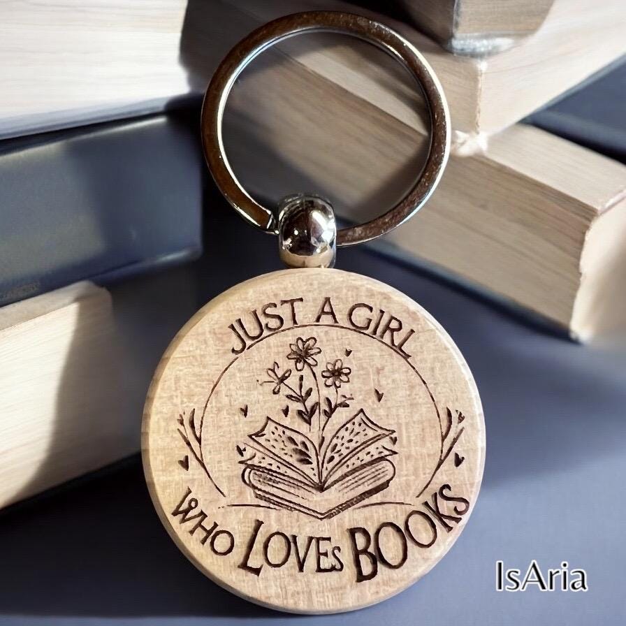 Just a Girl Who Loves Books – Holzschlüsselanhänger – Produktfoto 7