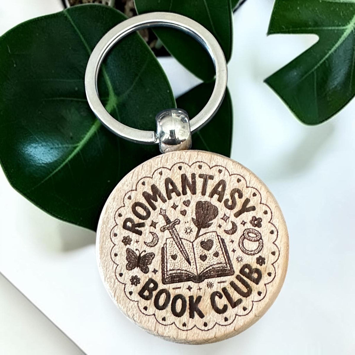 Romantasy Book Club – Holzschlüsselanhänger – Vorder- und Detailansicht