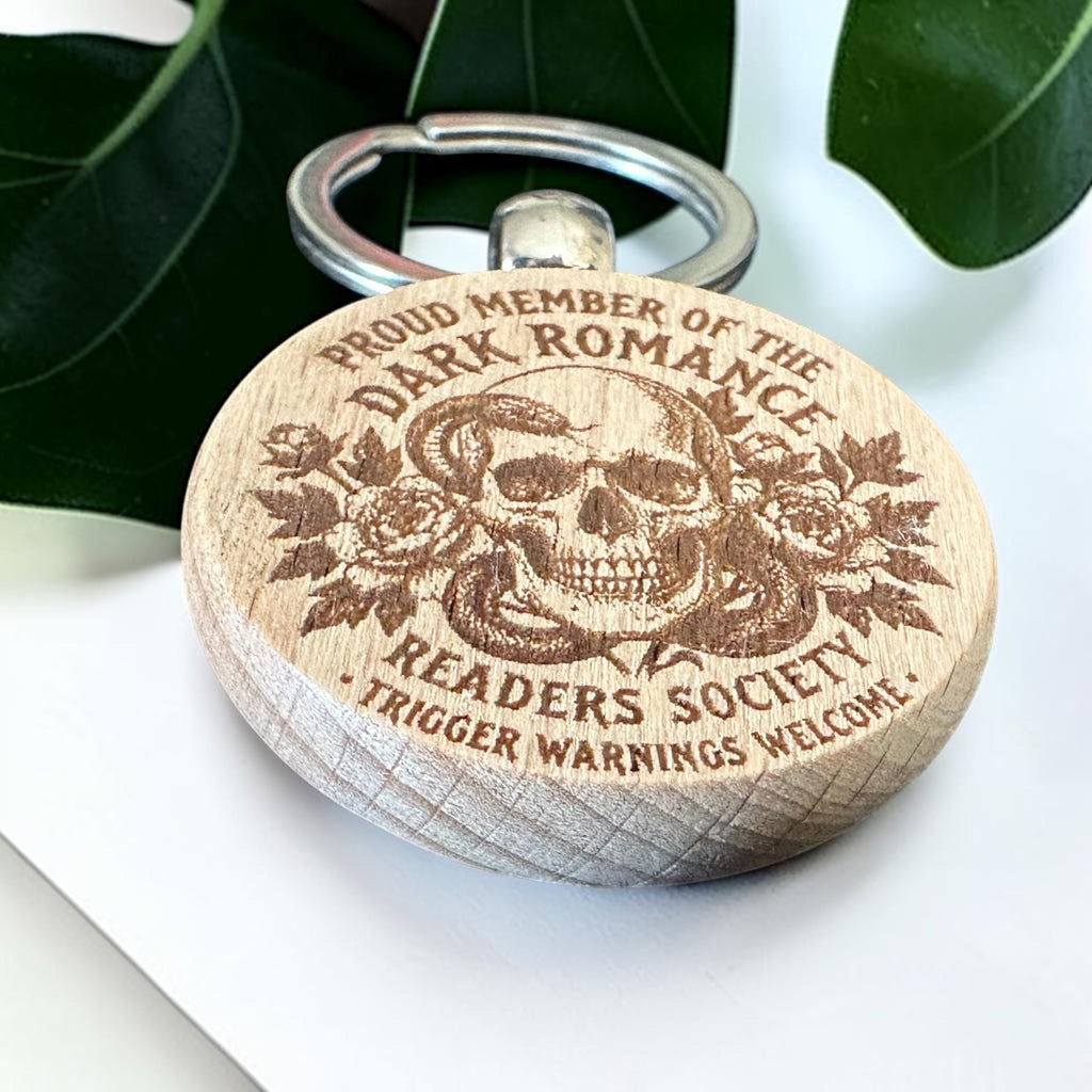 Dark Romance Readers Society – Holzschlüsselanhänger – Personalisierung und Rückseite