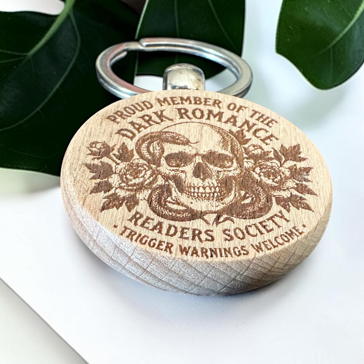 Dark Romance Readers Society – Holzschlüsselanhänger – Personalisierung und Rückseite