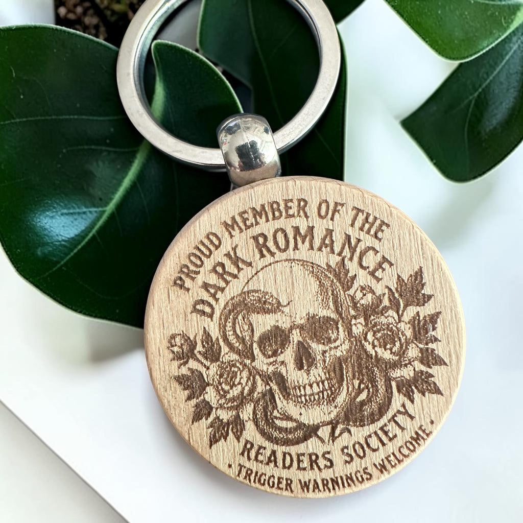 Dark Romance Readers Society – Holzschlüsselanhänger – Vorder- und Detailansicht