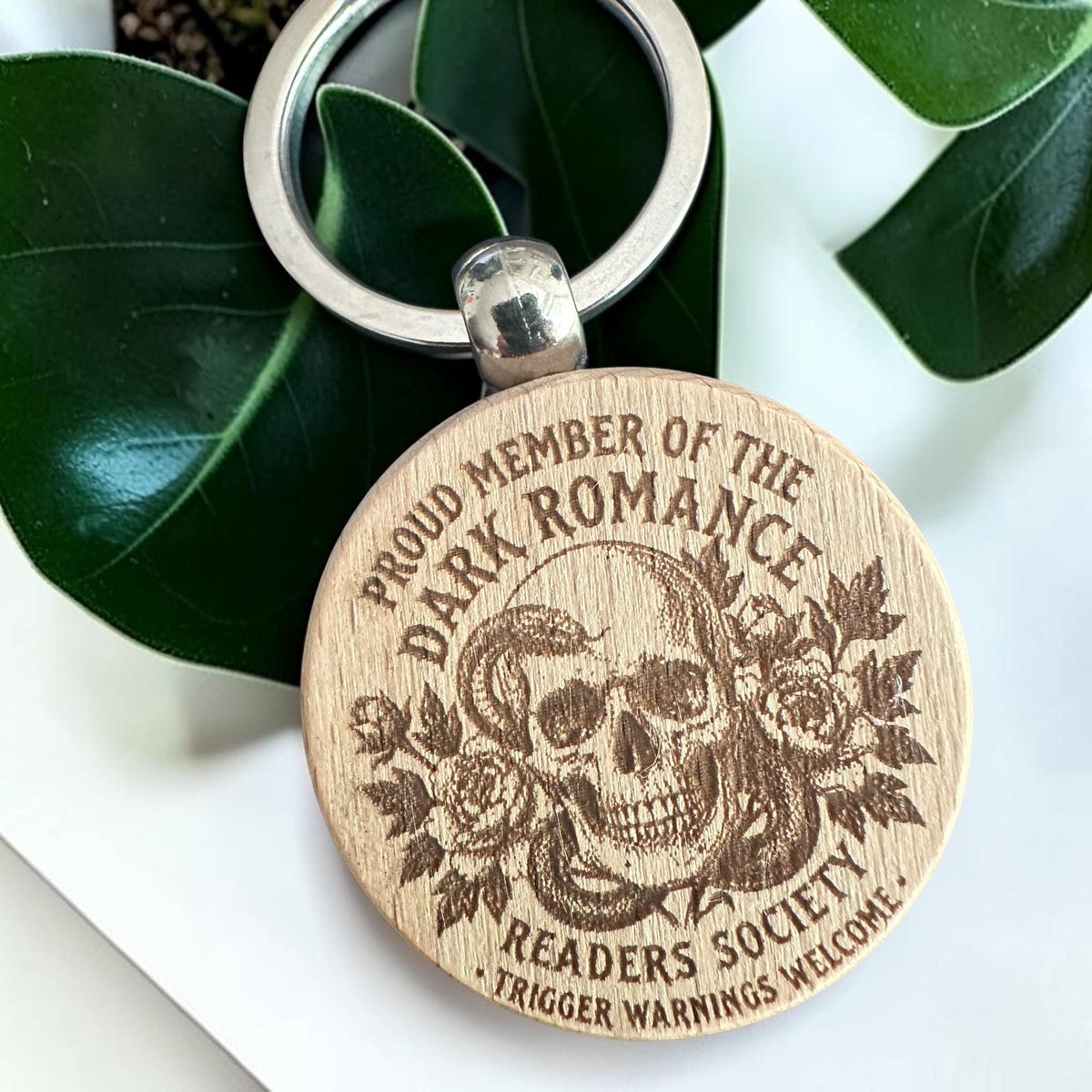 Dark Romance Readers Society – Holzschlüsselanhänger – Vorder- und Detailansicht