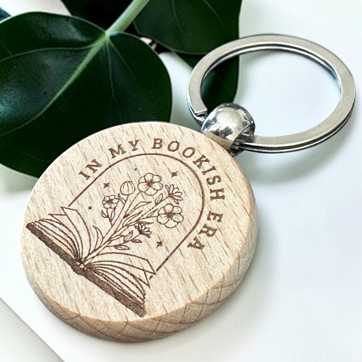 In My Bookish Era – Holzschlüsselanhänger – Produktfoto 4