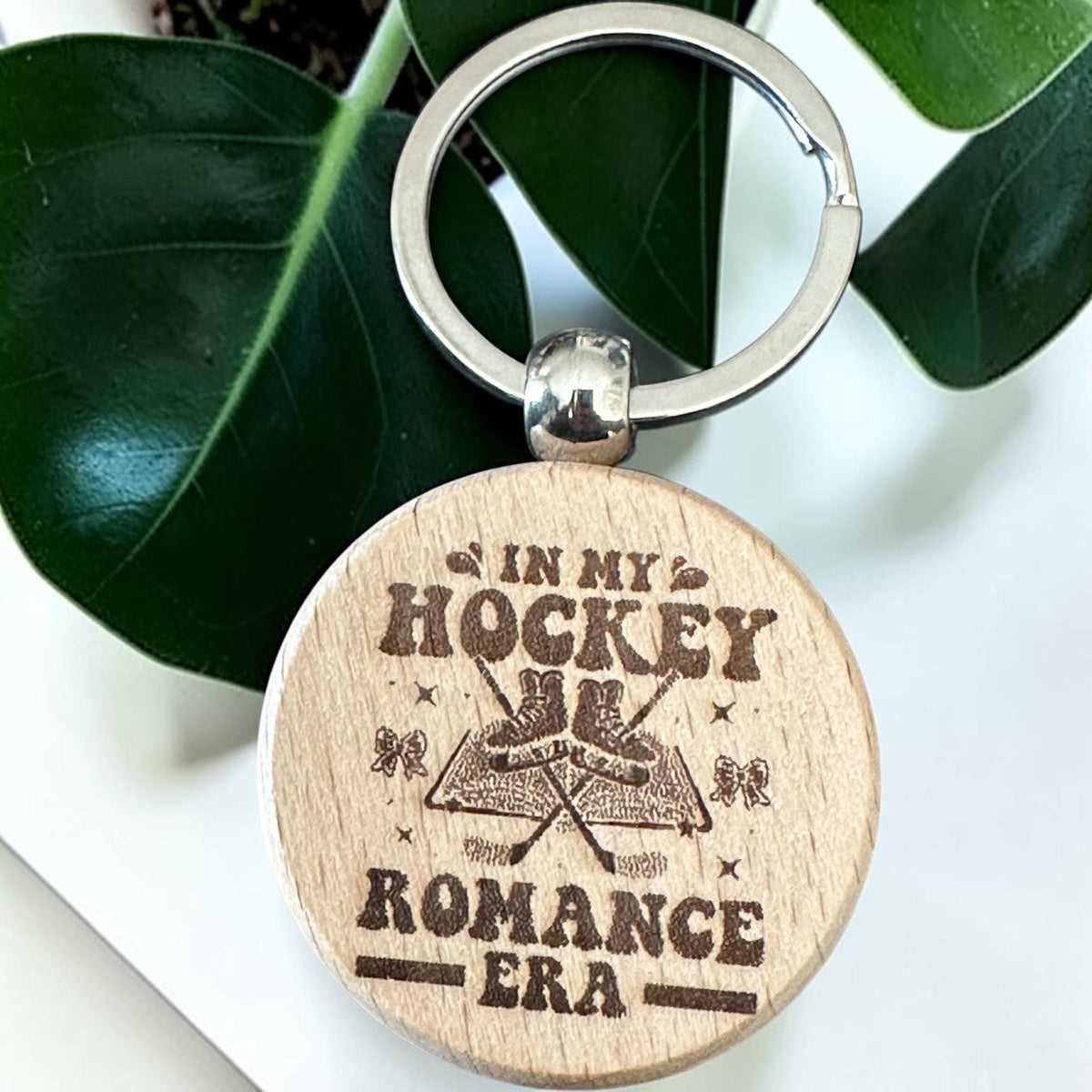 In My Hockey Romance Era – Holzschlüsselanhänger – Vorder- und Detailansicht