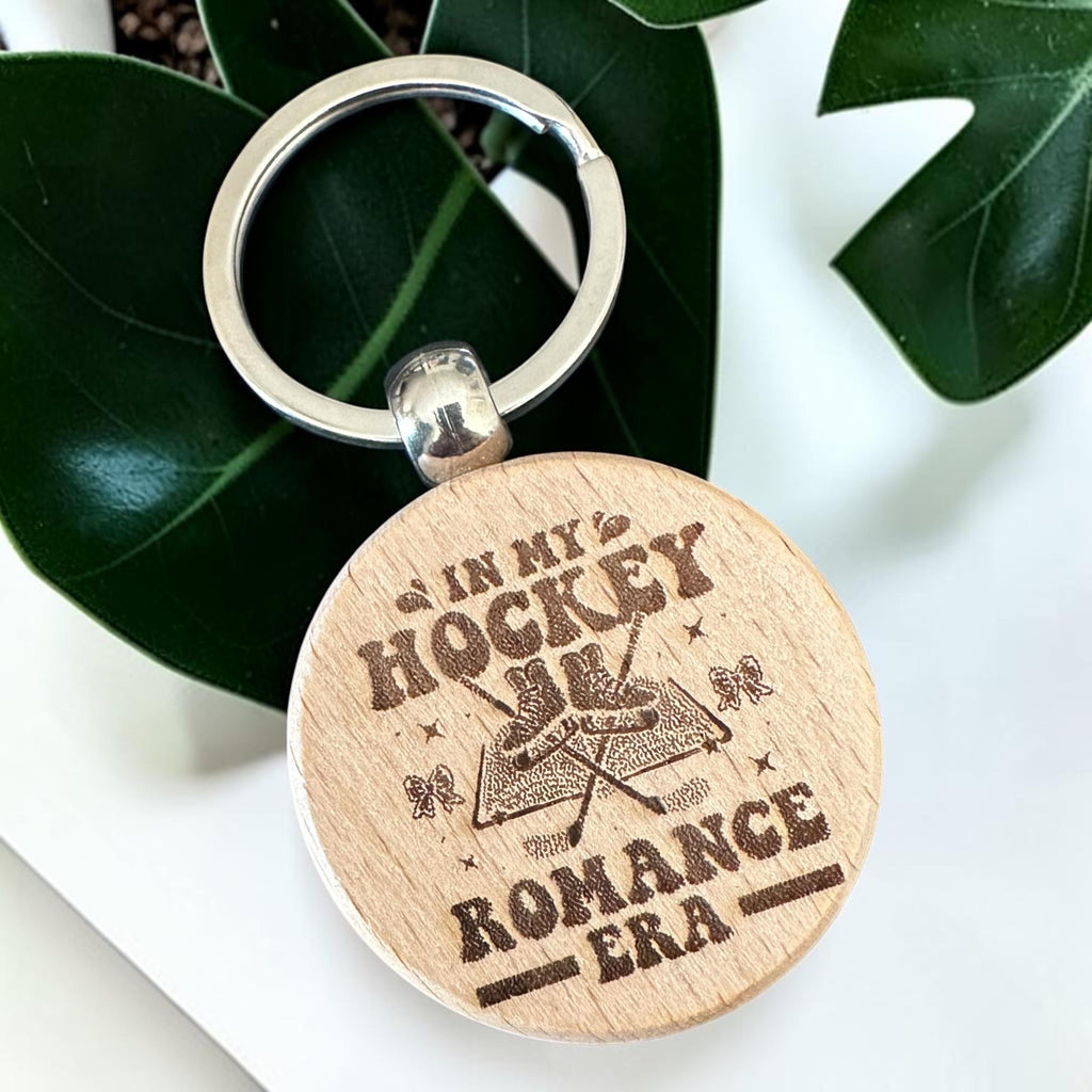 In My Hockey Romance Era – Holzschlüsselanhänger – Produktfoto 4