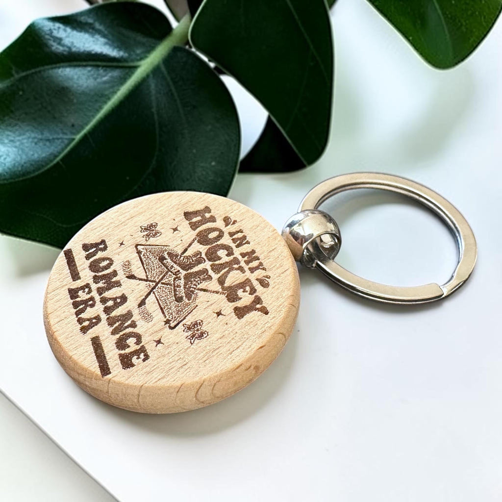 In My Hockey Romance Era – Holzschlüsselanhänger – Personalisierung und Rückseite