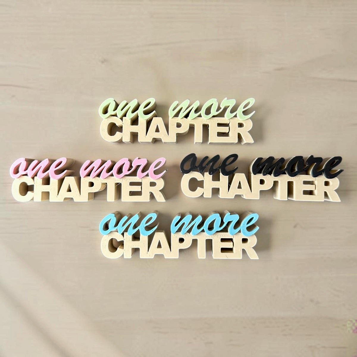 One More Chapter Regaldeko aus PLA – Farbe Beige-Schwarz