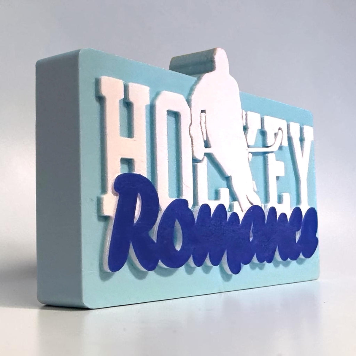 Hockey Romance Bücherregal-Schild aus PLA – Farbe Türkis-Pink