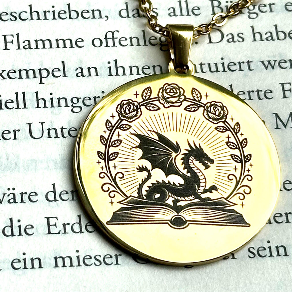 Drachen-&-Buch-Halskette aus Edelstahl – personalisierbar – Produktfoto 3