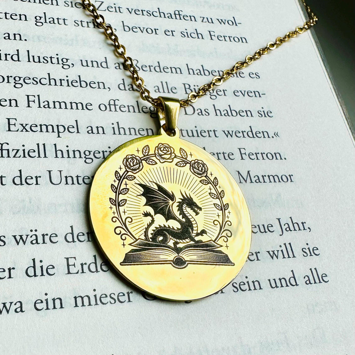 Drachen-&-Buch-Halskette aus Edelstahl – personalisierbar – Produktfoto 5