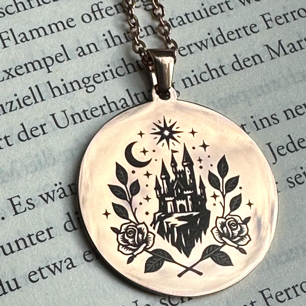 Märchenschloss-Halskette aus Edelstahl – personalisierbar – gravierter Edelstahl-Anhänger