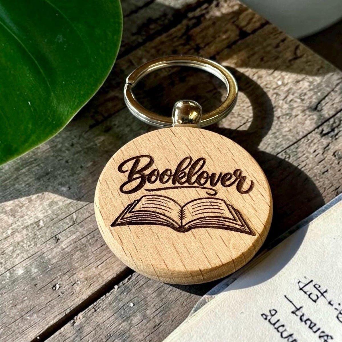 Booklover-Holzschlüsselanhänger – personalisierbar – Produktfoto 5