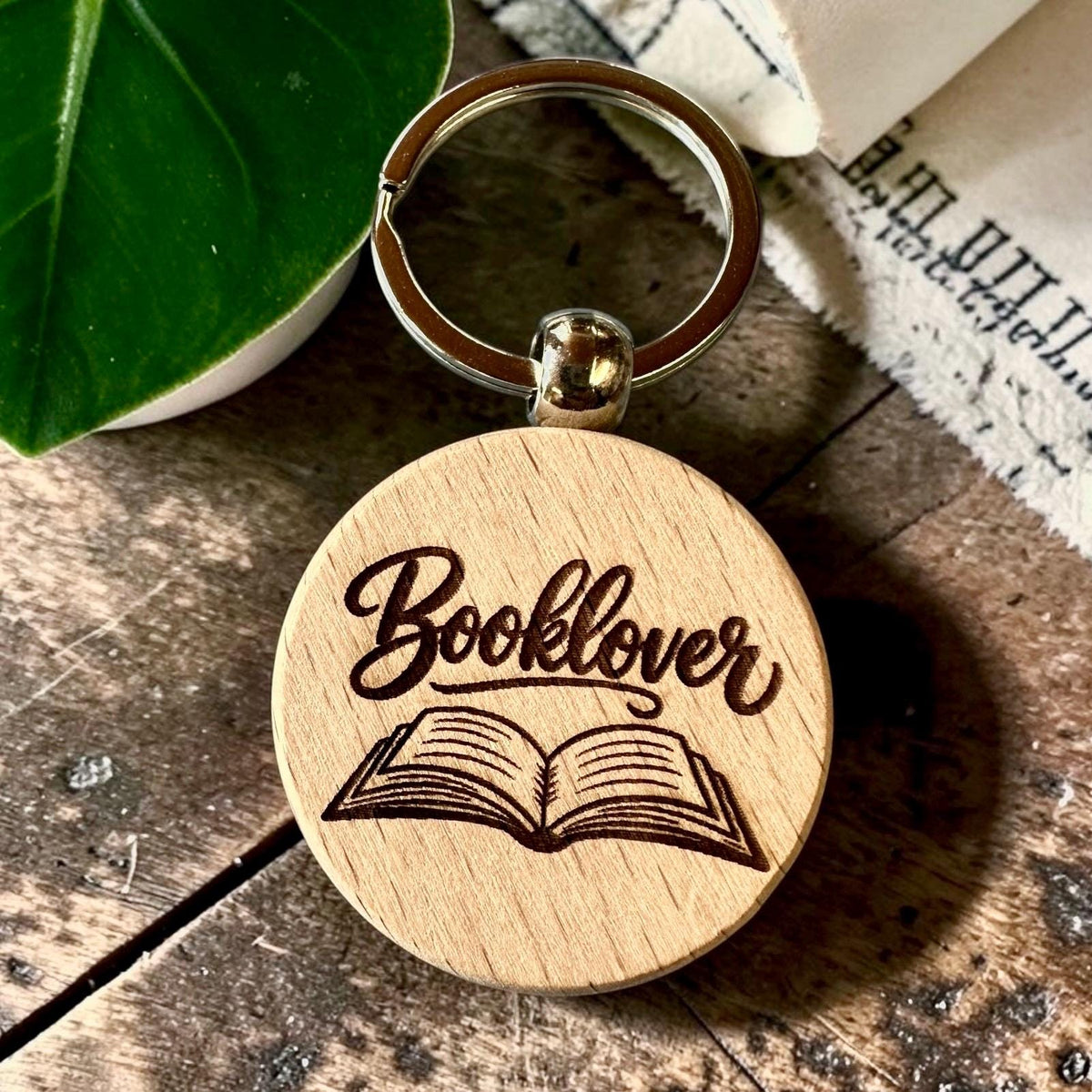 Booklover-Holzschlüsselanhänger – personalisierbar – Produktfoto 4