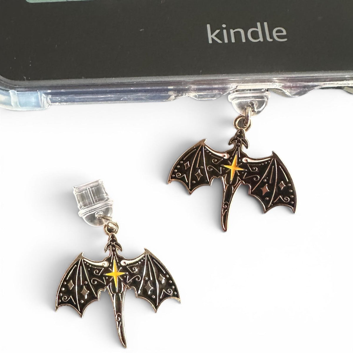 Fantasy Drachen Kindle Charm – USB-C Dust Plug – Produktfoto 7