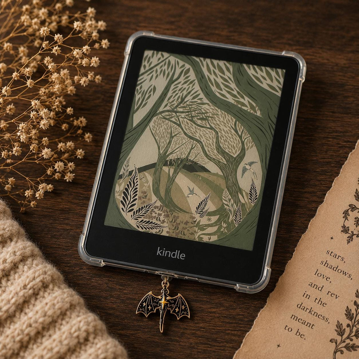Fantasy Drachen Kindle Charm – USB-C Dust Plug – Produktfoto 2