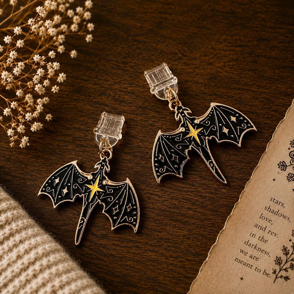 Fantasy Drachen Kindle Charm – USB-C Dust Plug – Produktfoto 3