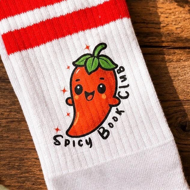 Spicy Book Club Socken mit Chili-Motiv für Romance- und Romantasy-Fans
