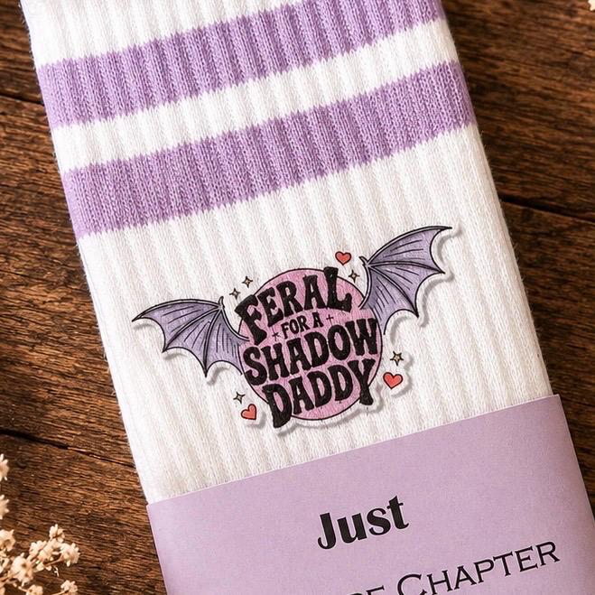 Feral for a Shadow Daddy Socken – Romantasy Statement – Produktansicht