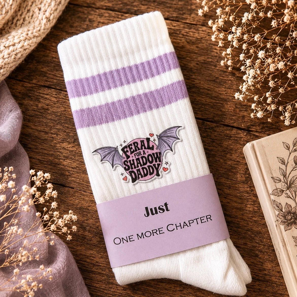 Feral for a Shadow Daddy Socken – Romantasy Statement – Produktfoto 3