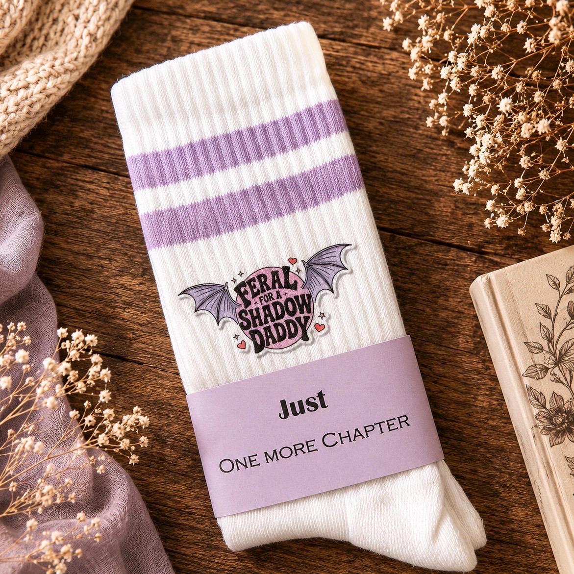 Feral for a Shadow Daddy Socken – Romantasy Statement – Produktfoto 3