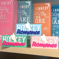 Hockey Romance Bücherregal-Schild aus PLA – Farbe Dunkelblau-Rot
