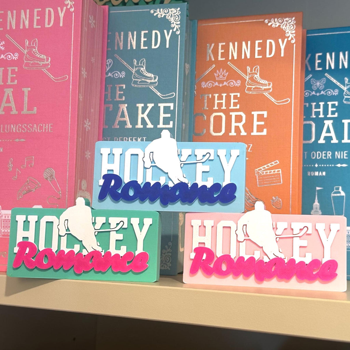 Hockey Romance Bücherregal-Schild aus PLA – Farbe Dunkelblau-Rot