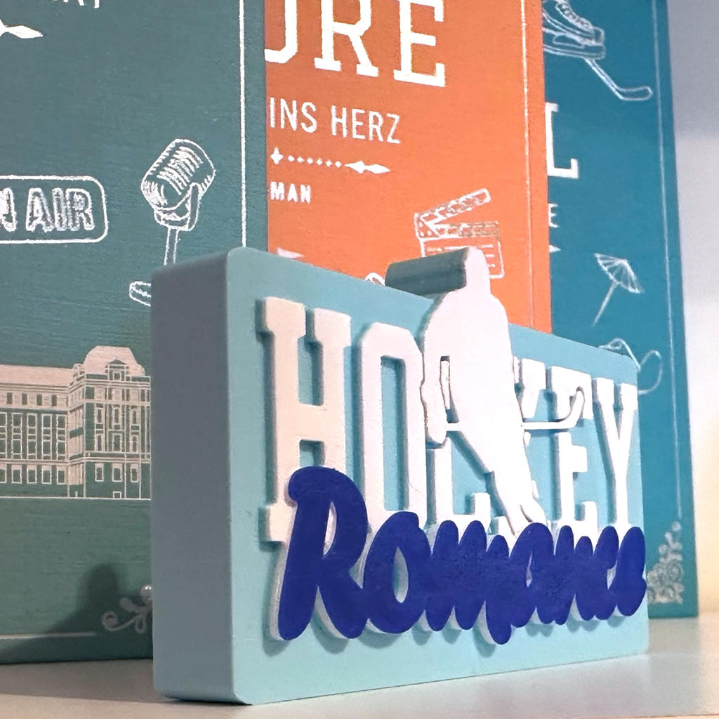 Hockey Romance Bücherregal-Schild aus PLA – Produktfoto 7