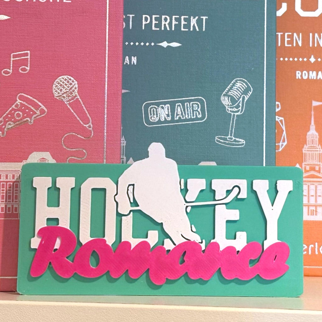 Hockey Romance Bücherregal-Schild aus PLA – Produktfoto 10