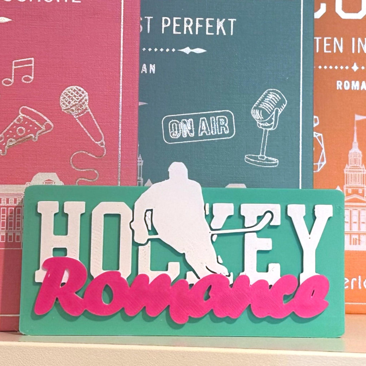 Hockey Romance Bücherregal-Schild aus PLA – Produktfoto 10