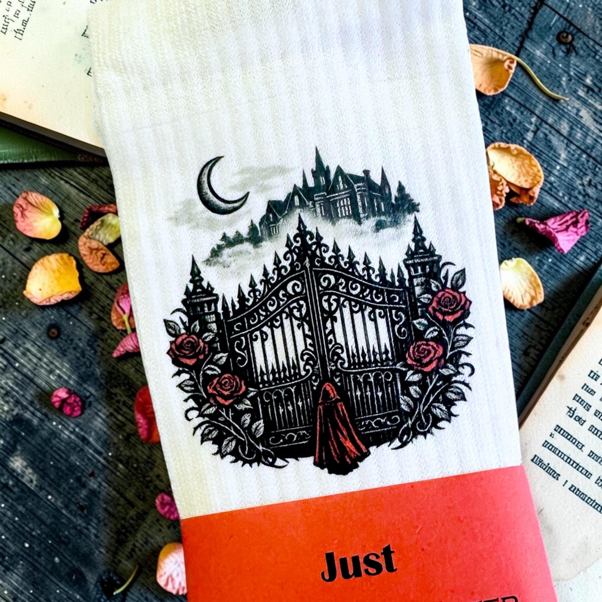 The Iron Gate Socken – Gothic Romance für Bücherfans – Produktfoto 2