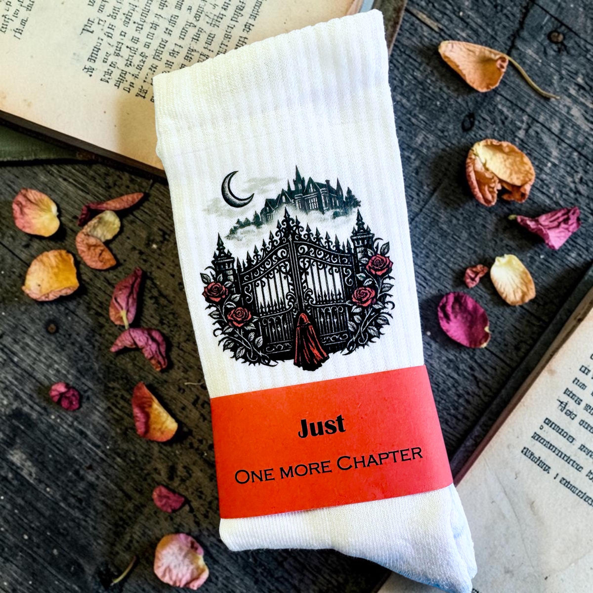 The Iron Gate Socken – Gothic Romance für Bücherfans – Produktansicht