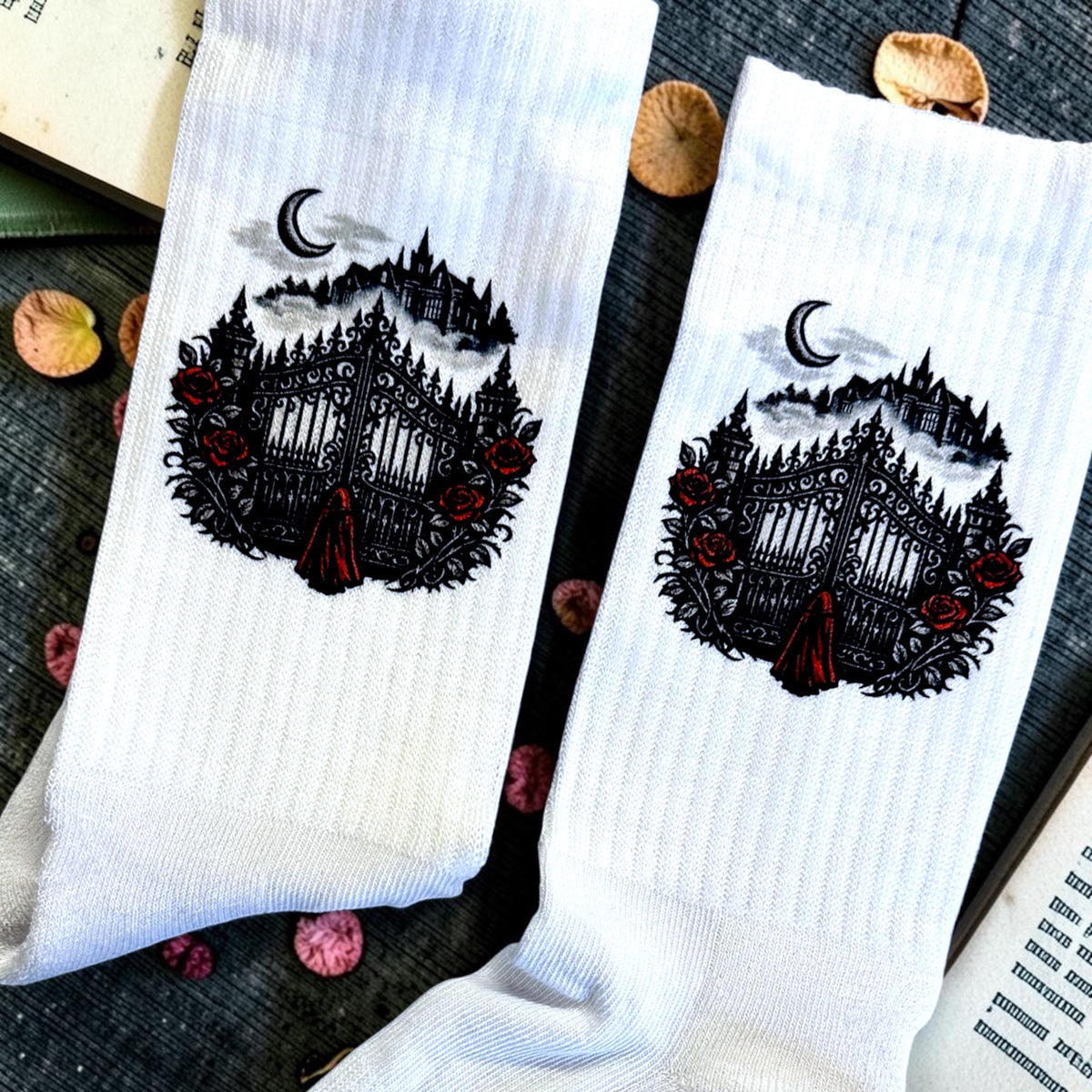 The Iron Gate Socken – Gothic Romance für Bücherfans – Produktfoto 3