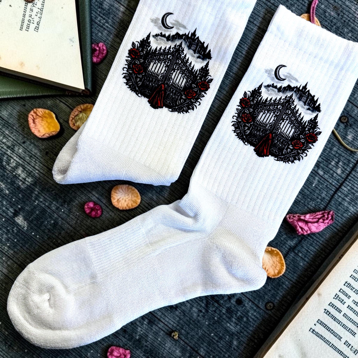 The Iron Gate Socken – Gothic Romance für Bücherfans – Produktfoto 4