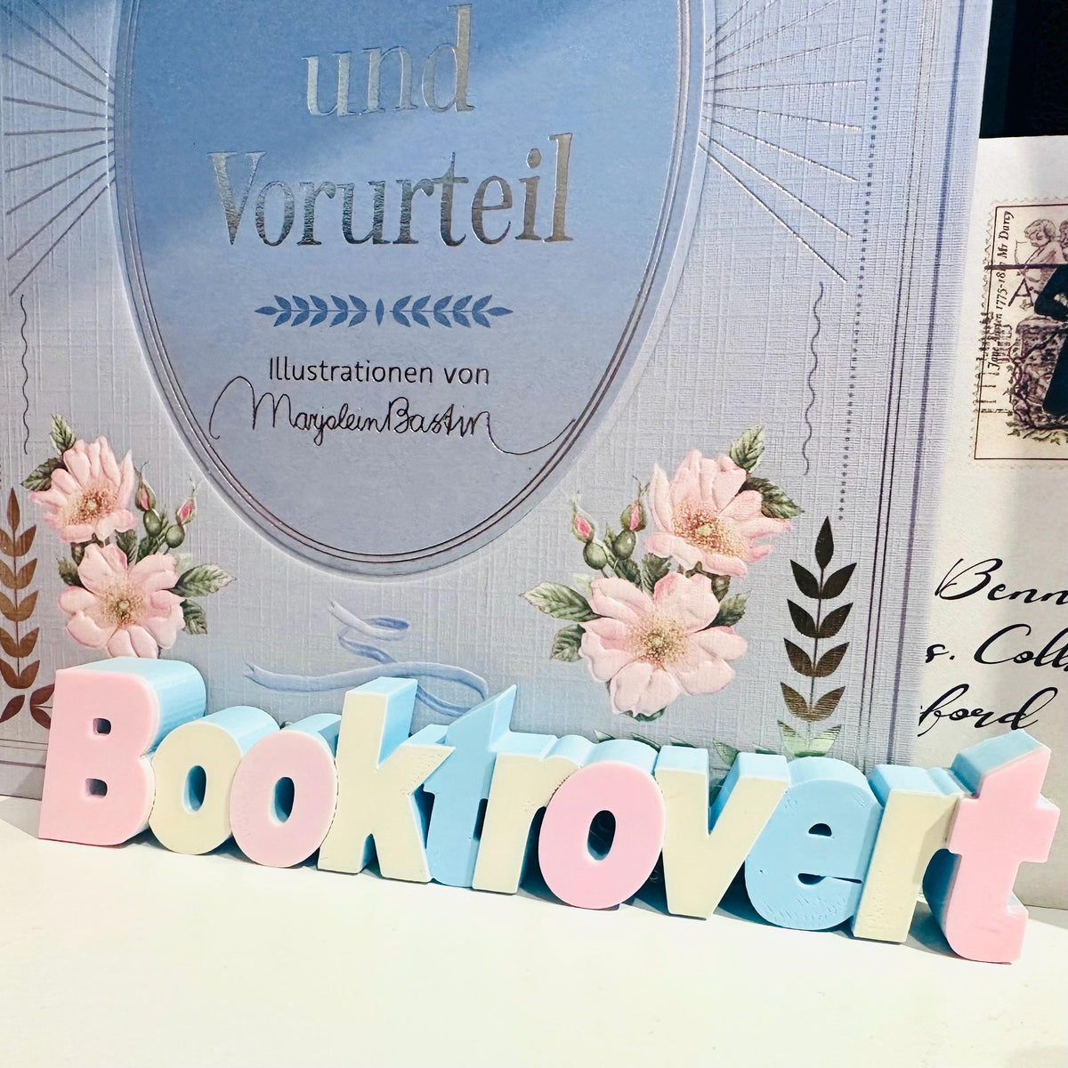 Booktrovert Regaldeko aus PLA – Farbe Hellblau-Rosa-Beige