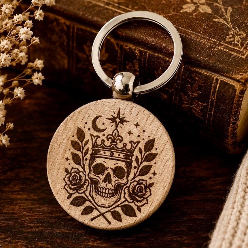 Totenkopf-&-Krone-Holzschlüsselanhänger – personalisierbar – Vorder- und Detailansicht