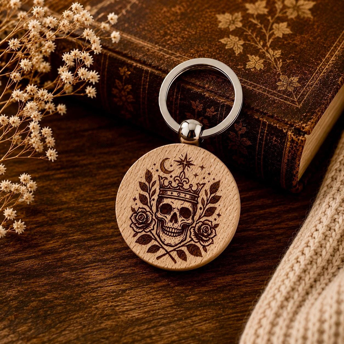 Totenkopf-&-Krone-Holzschlüsselanhänger – personalisierbar – Produktfoto 5